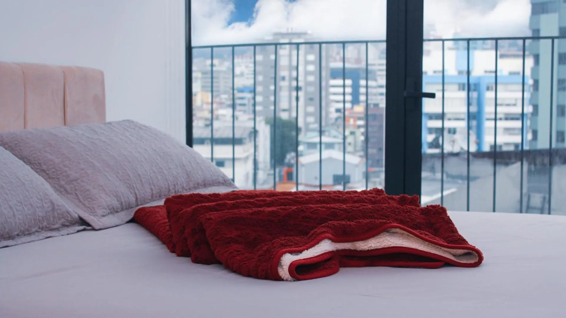 Hermoso Departamento Con Piscina En Edificio Epiq Quito Ecuador